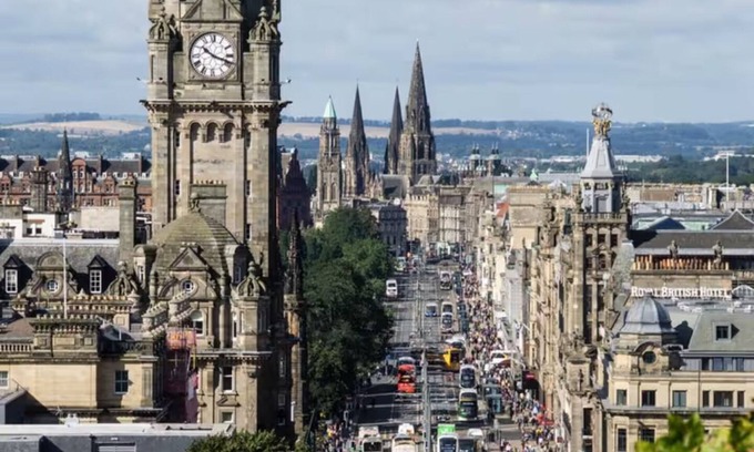 Tollcross Apartment | Spacious Modern City Centre Apartment with Castle View