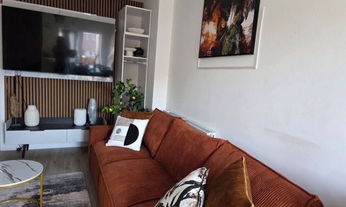 Brympton House | Spacious| Modern House |Close to Sites, beach,|Contractors, families welcome