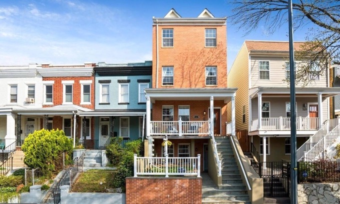 Northwest House | Spacious, Modern Luxury 2 bed, 2 bath w/Spectacular Rooftop!
