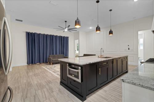 Wedgefield House | Spacious Modern Master Room in Orlando