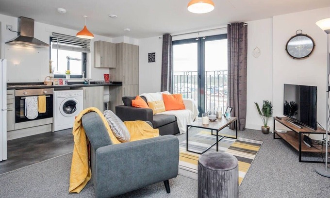 George Green Apartment | Spacious Modern One Bed Apt Near Heathrow