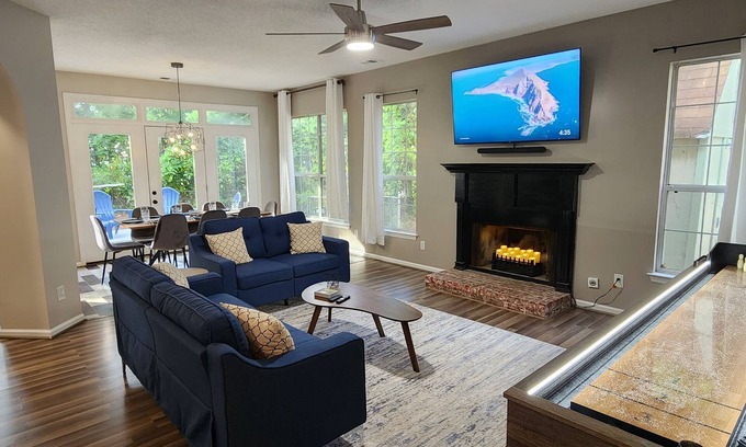 Savannah House | Spacious, Modern, Retreat 4BD, 3BA, inbetween downtown Savannah and Tybee Island