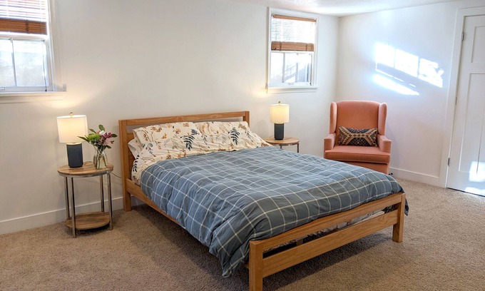 Bonneville Hills House | Spacious Modern 1 bdr Near Mountains & City