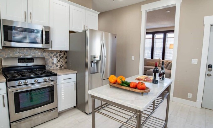 Bloomington House | Spacious Modern Victorian: 3BR Main Unit