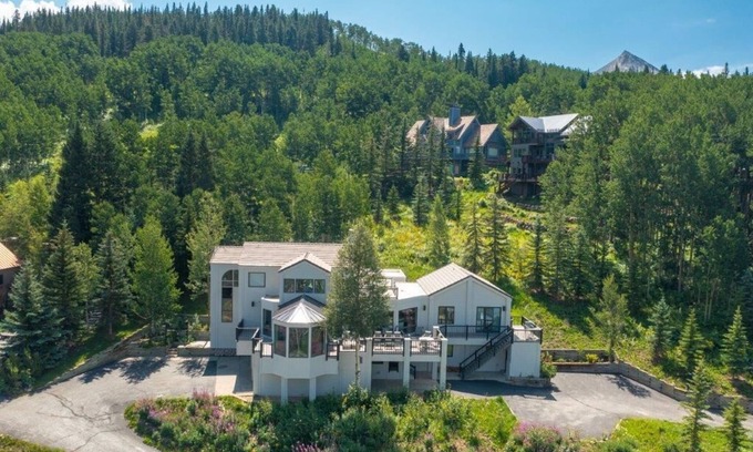 Crested Butte House | Spacious Mountain Manor with 9 bedrooms, 11 baths and Hot Tub