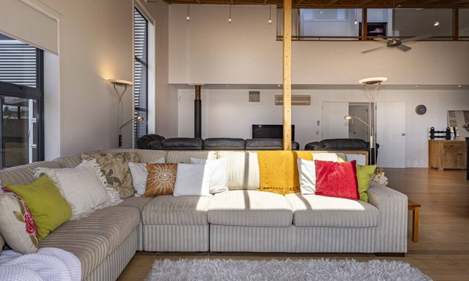 Wanaka House | Spacious Mountain View Manor with Sauna