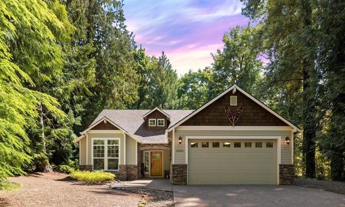 Welches House | Spacious Mt. Hood Escape - Hot Tub Sleeps 10 Game Room Near Salmon River