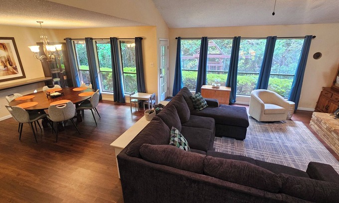 North Arlington House | Spacious Nature Retreat - Sleeps 10, Fiber Wi-Fi, Big Yard to Play