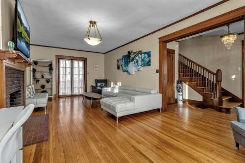 Niagara Falls House | Spacious Niagara Falls Air Conditioning Parking Steam Shower