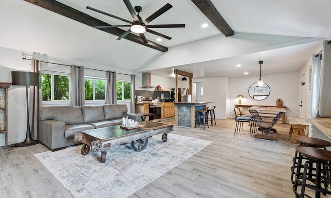 Central Oklahoma City Apartment | Spacious OKC Studio | $1700/Month #14B | Full Kitchen + King Bed
