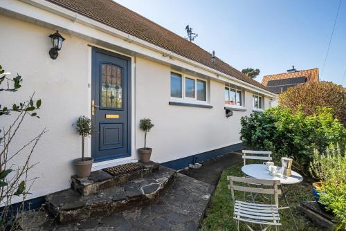Barnstaple Apartment | Spacious one bed apartment in a quiet leafy close.