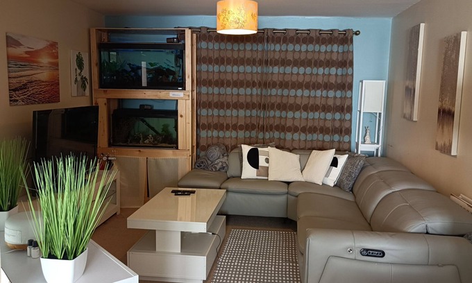 Cheltenham Apartment | Spacious One Bedroom Flat with Free Allocated Parking