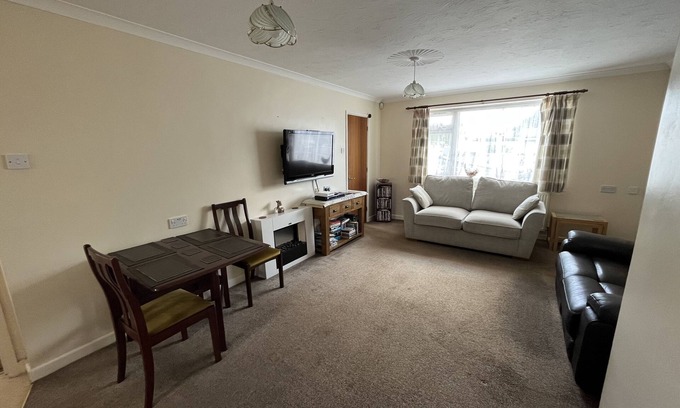 Plymouth Apartment | Spacious one bedroom apartment with off road parking + free wifi