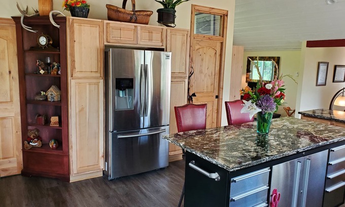 Missoula House | Spacious one bedroom plus Bungalow off O'Keefe Creek