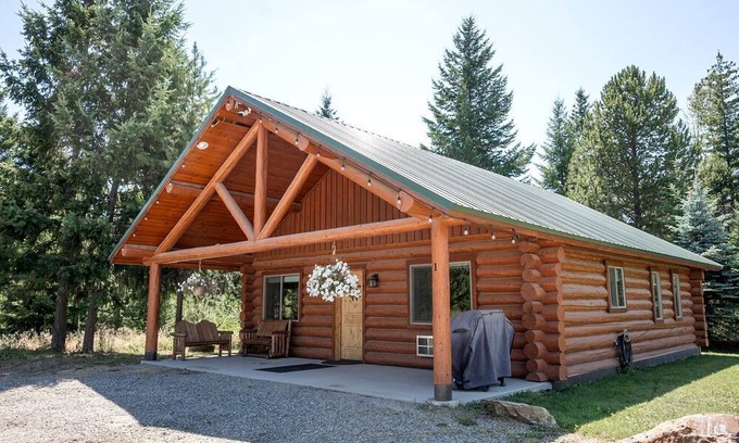 Bonners Ferry Cabin | Spacious Pet-Friendly Log Cabin with King Bed & Full Kitchen | Bonners Ferry, Idaho Retreat