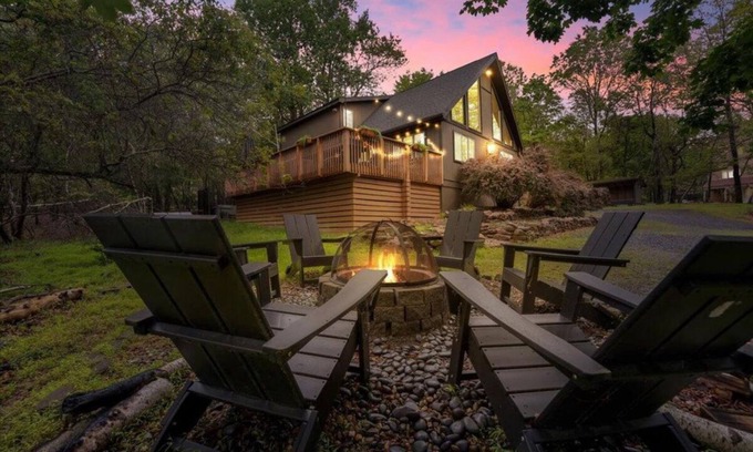 Albrightsville Cabin | Spacious Poconos Cabin - Hot Tub, Games, Fire Pit & Family Fun Sleeps 10