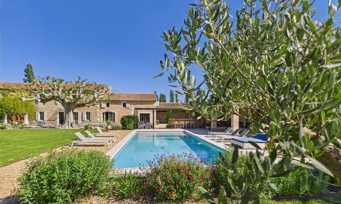 Eygalieres House | Spacious Provençal Villa with Pool, 8 Bedrooms and Billiard Room in Eygalières!