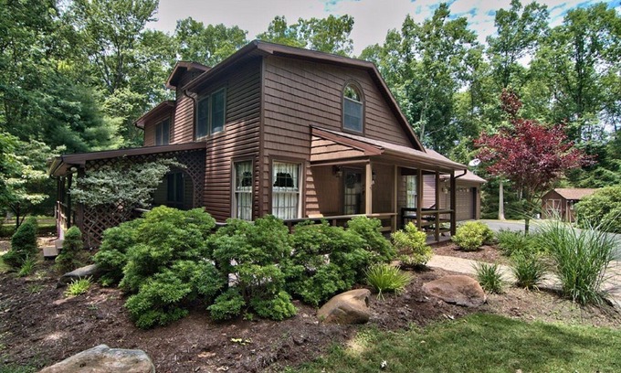 Jim Thorpe House | Spacious, renovated modern home in Bear Creek Lake near Historic Jim Thorpe