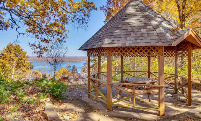 Mountain Home House | Spacious Retreat w/Stunning Norfork Lake Views!