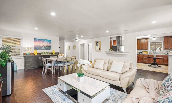 East Pasadena House | Spacious Retreat w Large Kitchen & Outdoor Patio