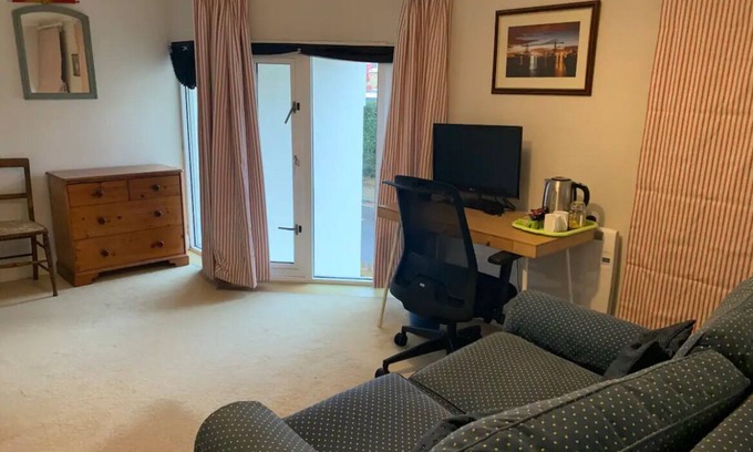 Prince's Apartment | Spacious room (in shared apartment) and private bathroom in central London