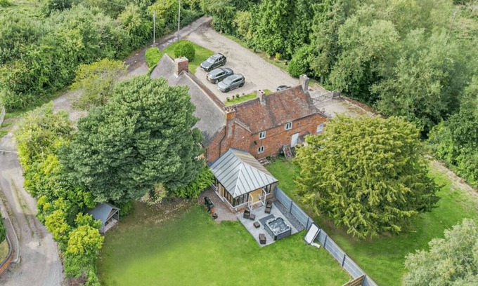 Shifnal Apartment | Spacious rural escape for groups & families