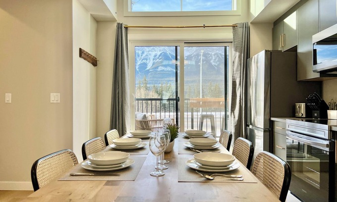 Harvie Heights House | Spacious Separate Address Combo Up to 17 Retreat w/Hot Tub, Parking, AC & Views