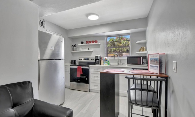 Pineapple Grove Arts District Apartment | Spacious studio, 2 blks walk to Ave, close to beach, pets allowed, free parking