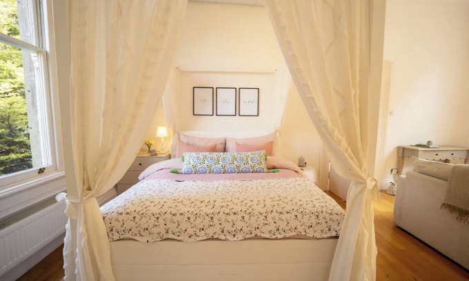 Bath Apartment | Spacious Studio Apartment in Central Bath - Sleeps 2, Parking Available