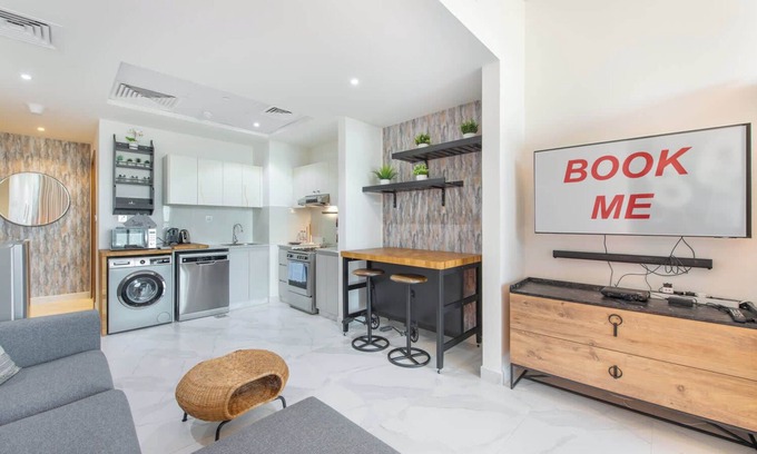 Business Bay Apartment | Spacious Studio for 4 in the heart of Business Bay!