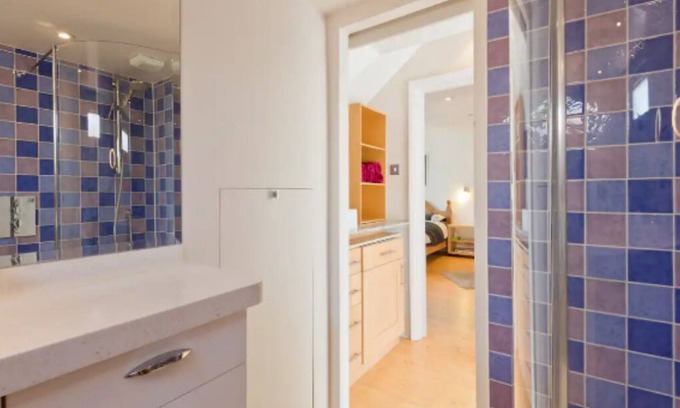 Kew Apartment | Spacious Studio in Kew with lots of light