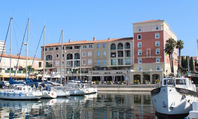 Port-de-Bouc Apartment | Spacious T2 Sea/Port 200m away with all comforts Fibre-Ideal for business travel or vacations