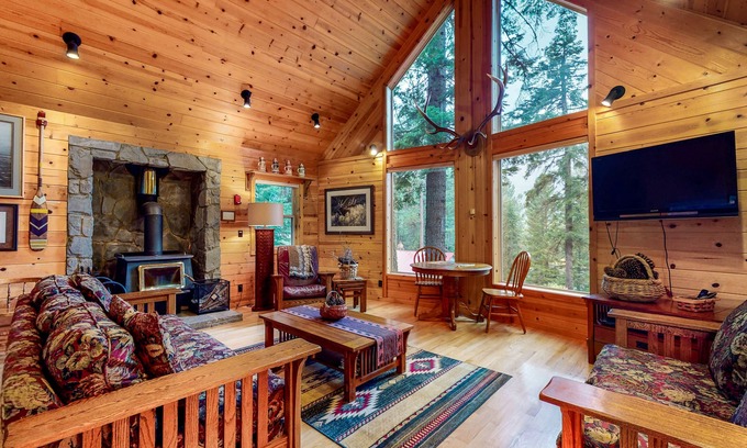 Joseph House | Spacious, Three-Level House Close to the Lake with All-Wood Interior, Free WiFi