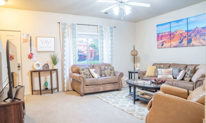 Kanab Condo | Spacious Townhome in Kanab! Near Zion, Bryce, and more! Pool and Hot Tub. Sleeps