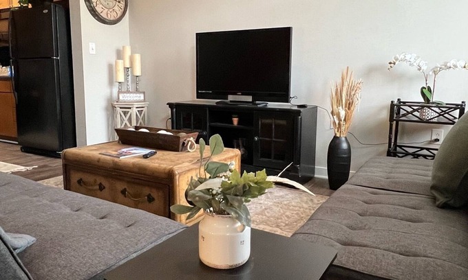 First Ward House | Spacious Townhouse in the Heart of Uptown
