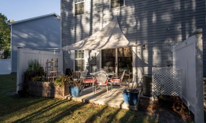 Jacksonville House | Spacious Townhouse minutes from Shopping and Base