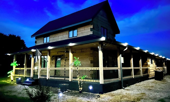 Crossville Cabin | Spacious unique Private 3- unit fully equipped Getaway sleeps 17