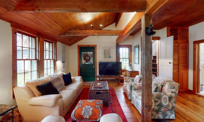 Londonderry House | Spacious & updated farmhouse near skiing with country views - dog-friendly