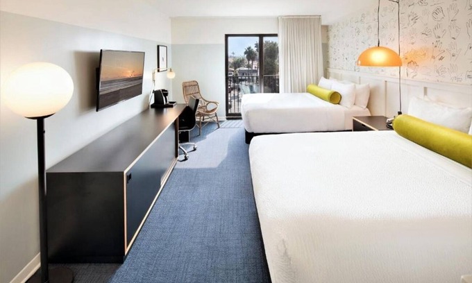 Venice Hotel | Spacious Venice Room | Rooftop | Balcony | Free Breakfast | Great for Families