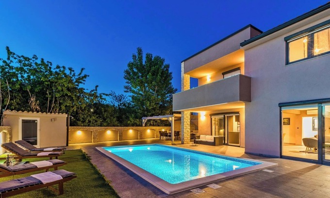 Fazana Villa | Spacious villa in Pula with heated pool