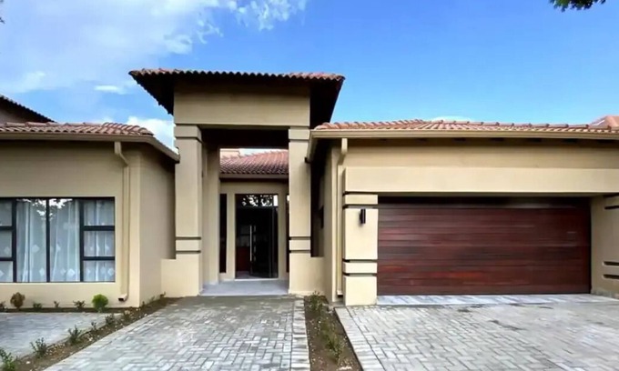 Hartbeespoort Villa | Spacious villa with 5 bedrooms and WiFi, AC in fantastic Hartbeespoort