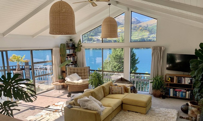 Kelvin Heights House | Spacious Waterfront Queenstown Home