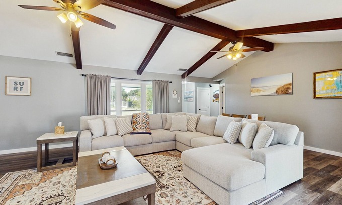 Flour Bluff House | Spacious waterfront house with full kitchen, BBQ, patio & ping-pong table