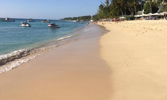 Mount Standfast Villa | Spacious White House Villa 1 minute to sandy beaches