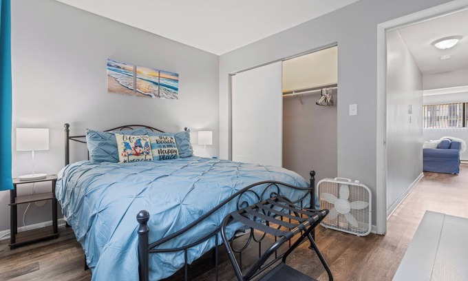 Aurora Apartment | Spacious2BR/Work Crews & Families/Sleeps6/desk/Parking/WIFI/Pet friendly