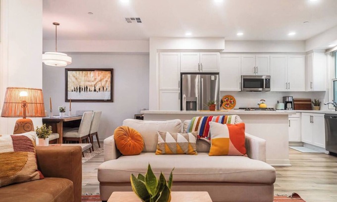 Ventura Condo | Spanish-Style 3 bedroom/4 bath Condo, 2 offices, 5 Min Walk to Beach 1900 sqft