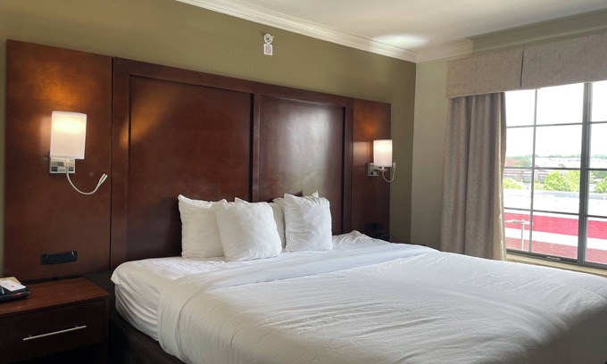 Forest Park Hotel | Spark by Hilton Cincinnati Fairfield