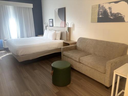 Lakewood Hotel | Spark by Hilton Lakewood Denver Southwest