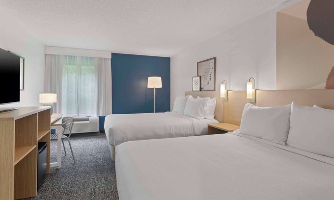 Newcomerstown Hotel | Spark by Hilton Newcomerstown