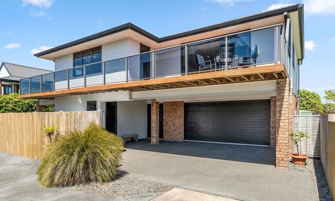 Papamoa Beach House | Sparkling Ocean Views - Papamoa Holiday House